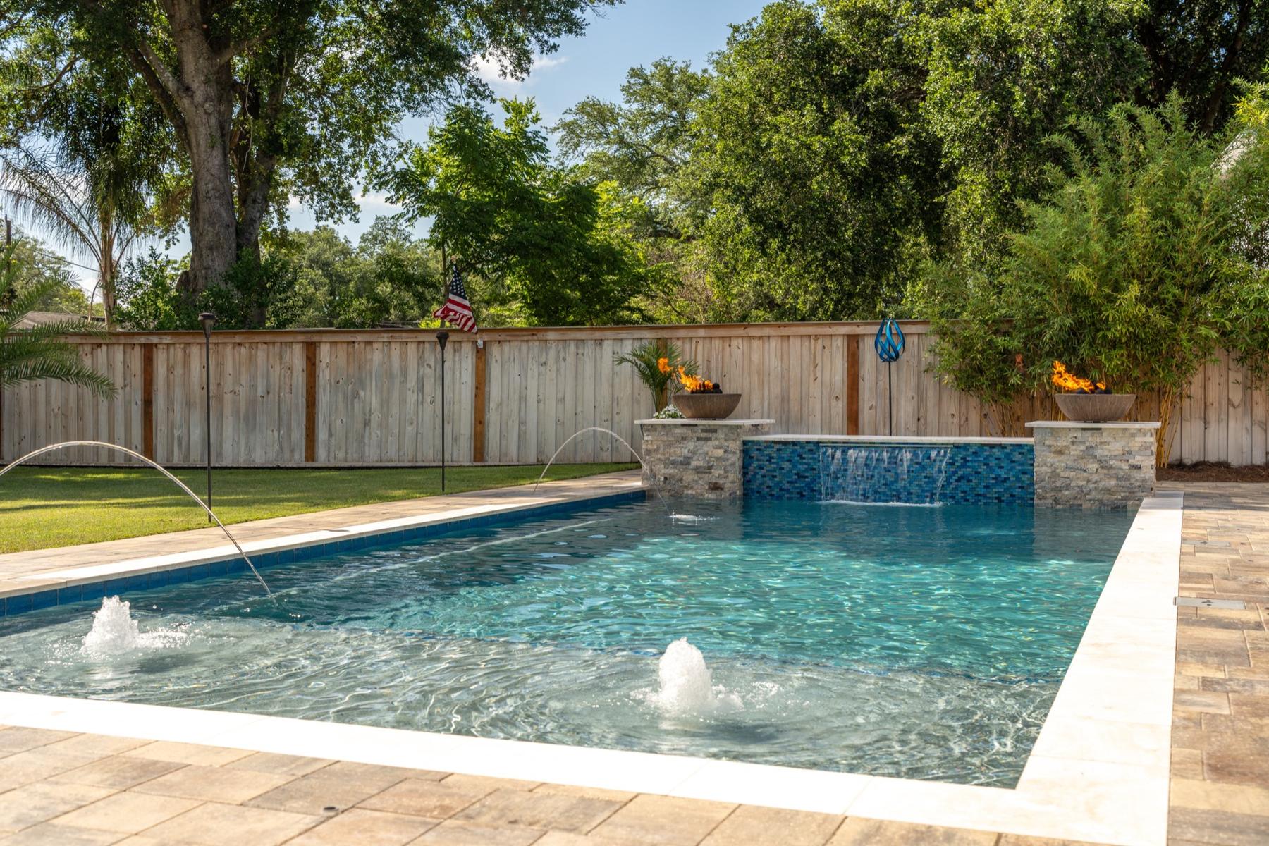 Long geometric pool with deck jets